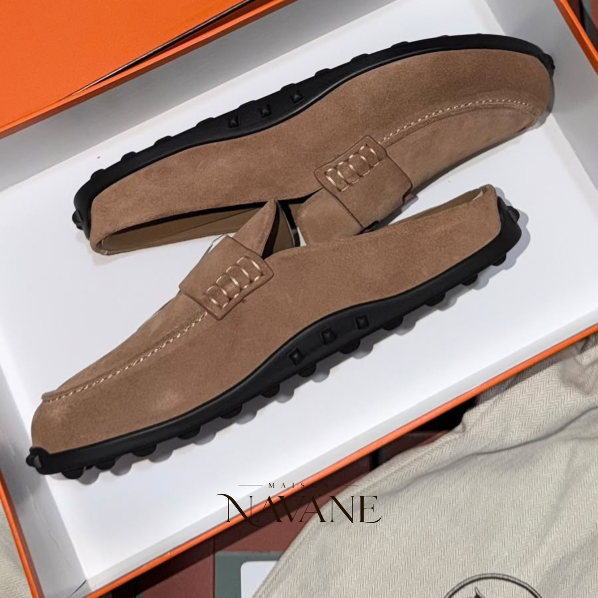 H.  LE MOCASSIN MULE — VEAU VELOURS & SEMELLE À PICOTS