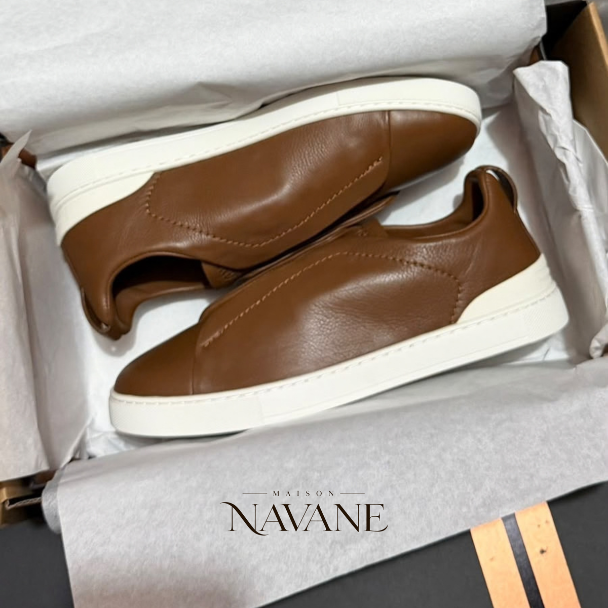 Z. LA SNEAKER TRIPLE STITCH — CUIR SOUPLE & ÉLASTIQUES CROISÉS